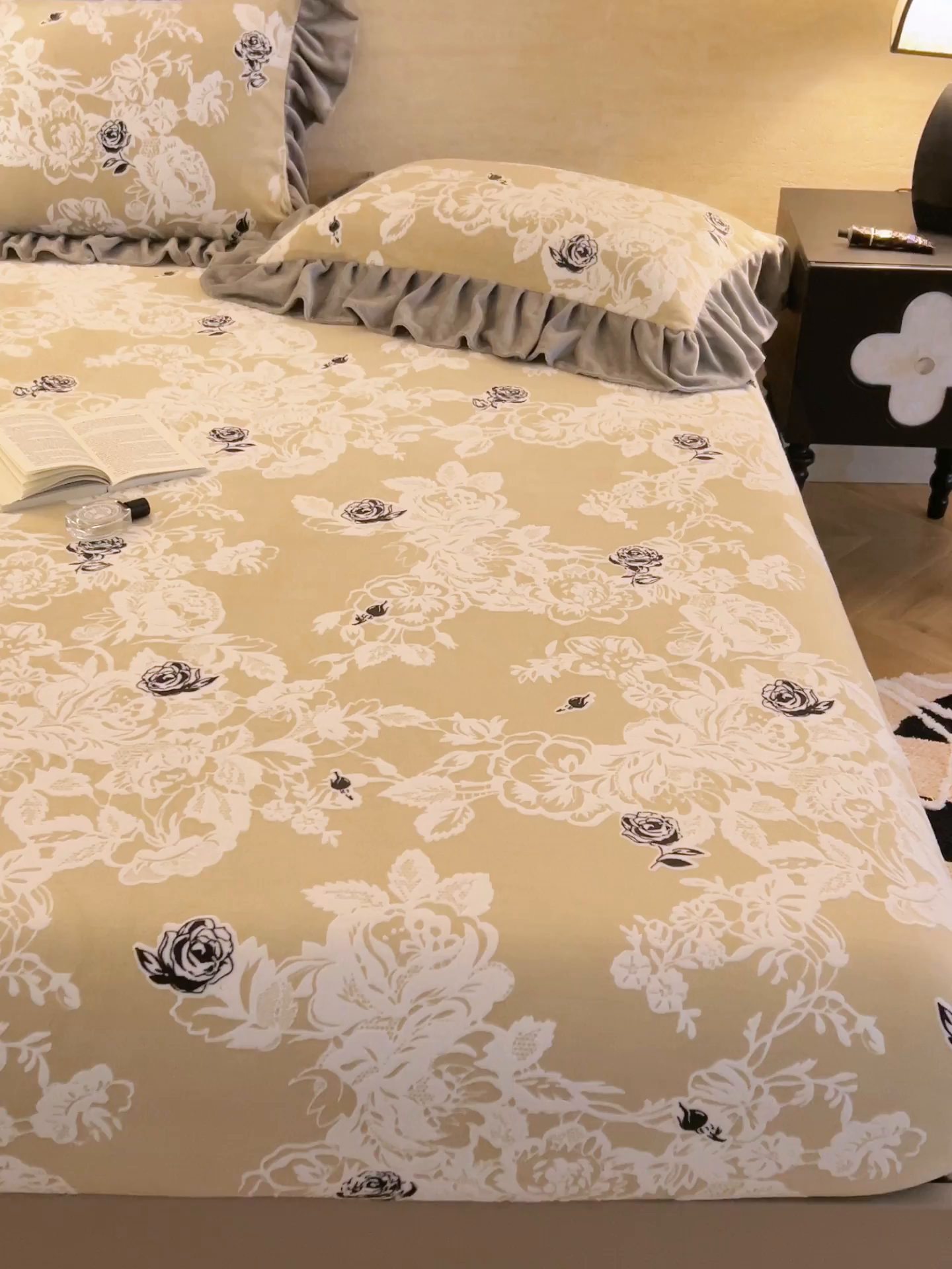 91家纺网 家纺一手货源 找家纺 早晨家纺 2025新款高克重牛奶绒烂花单床笠 雅庭花叙