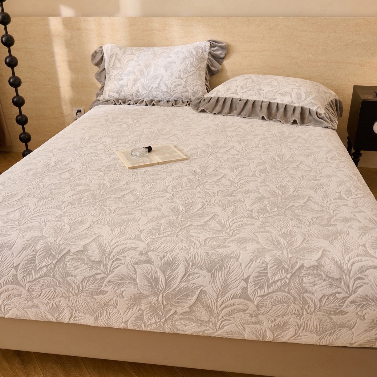 91家纺网 家纺一手货源 找家纺 早晨家纺 2025新款高克重牛奶绒烂花单床笠 叶素