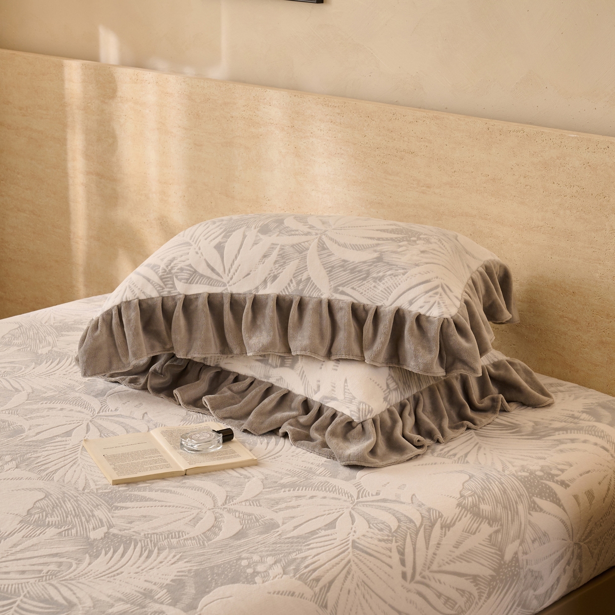 91家纺网 家纺一手货源 找家纺 早晨家纺 2025新款高克重牛奶绒烂花单床笠 叶语灰