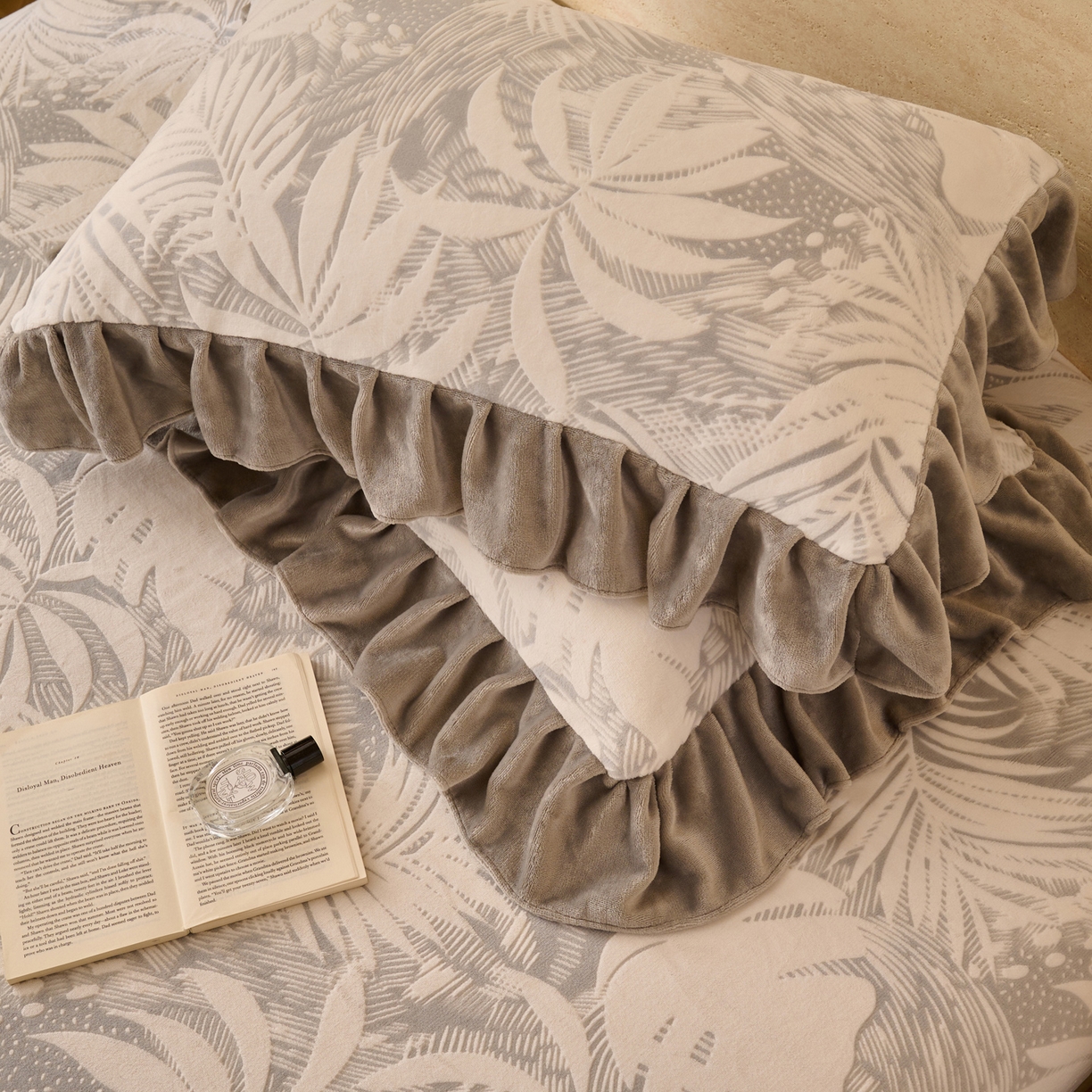 91家纺网 家纺一手货源 找家纺 早晨家纺 2025新款高克重牛奶绒烂花单床笠 叶语灰