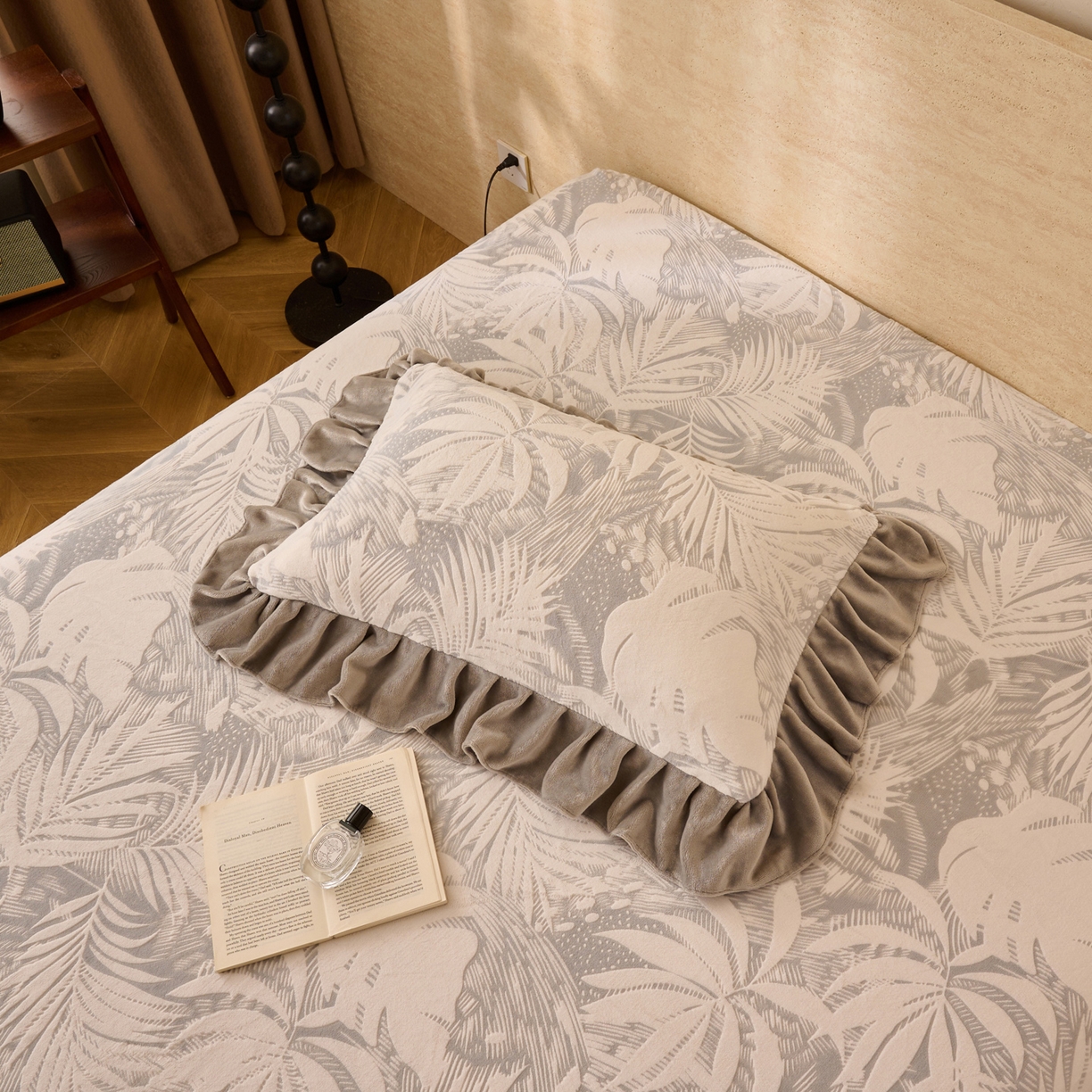 91家纺网 家纺一手货源 找家纺 早晨家纺 2025新款高克重牛奶绒烂花单床笠 叶语灰