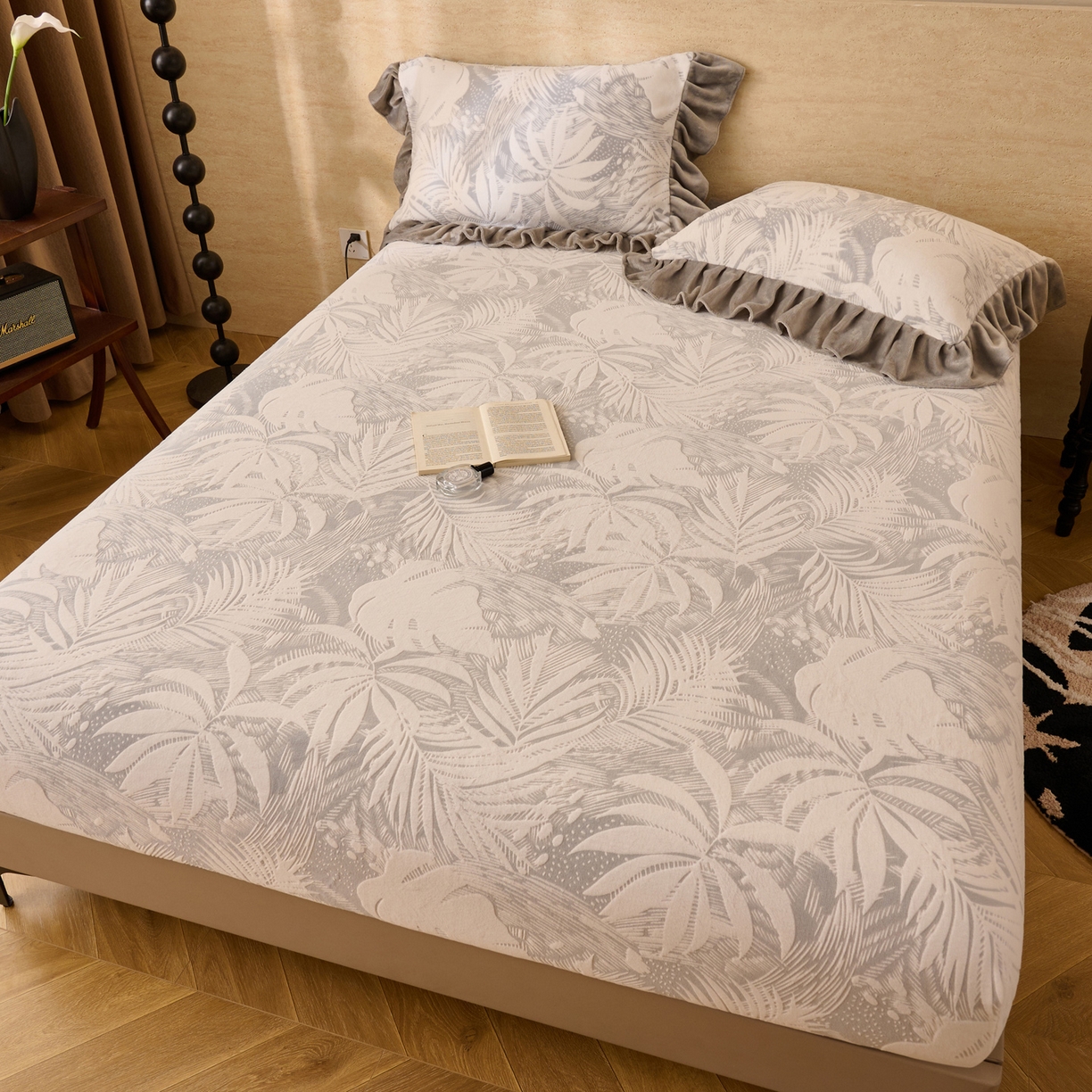 91家纺网 家纺一手货源 找家纺 早晨家纺 2025新款高克重牛奶绒烂花单床笠 叶语灰