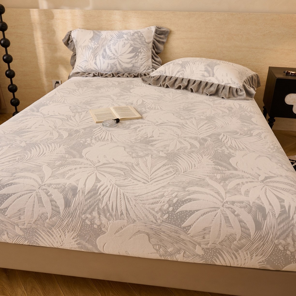 91家纺网 家纺一手货源 找家纺 早晨家纺 2025新款高克重牛奶绒烂花单床笠 叶语灰