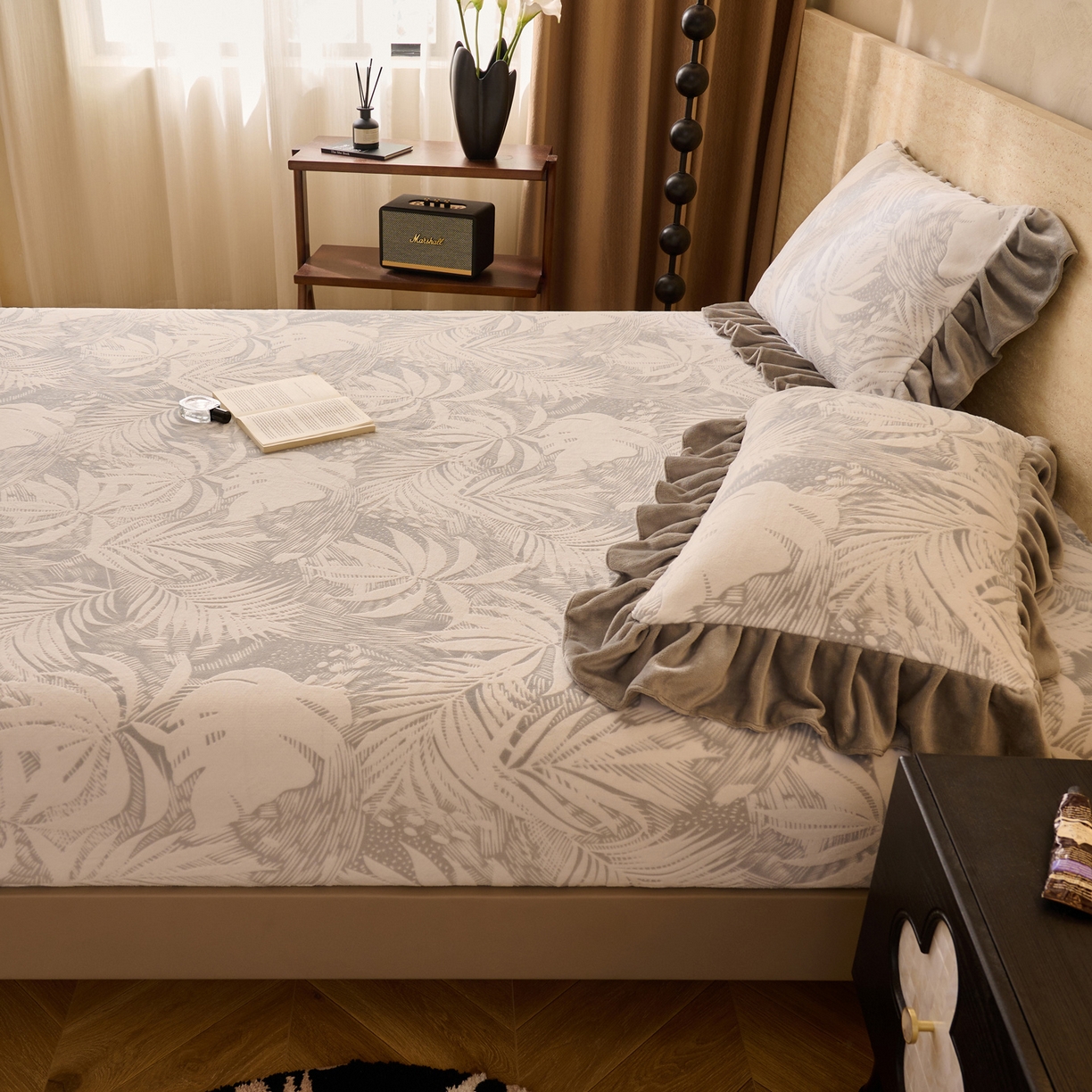 91家纺网 家纺一手货源 找家纺 早晨家纺 2025新款高克重牛奶绒烂花单床笠 叶语灰