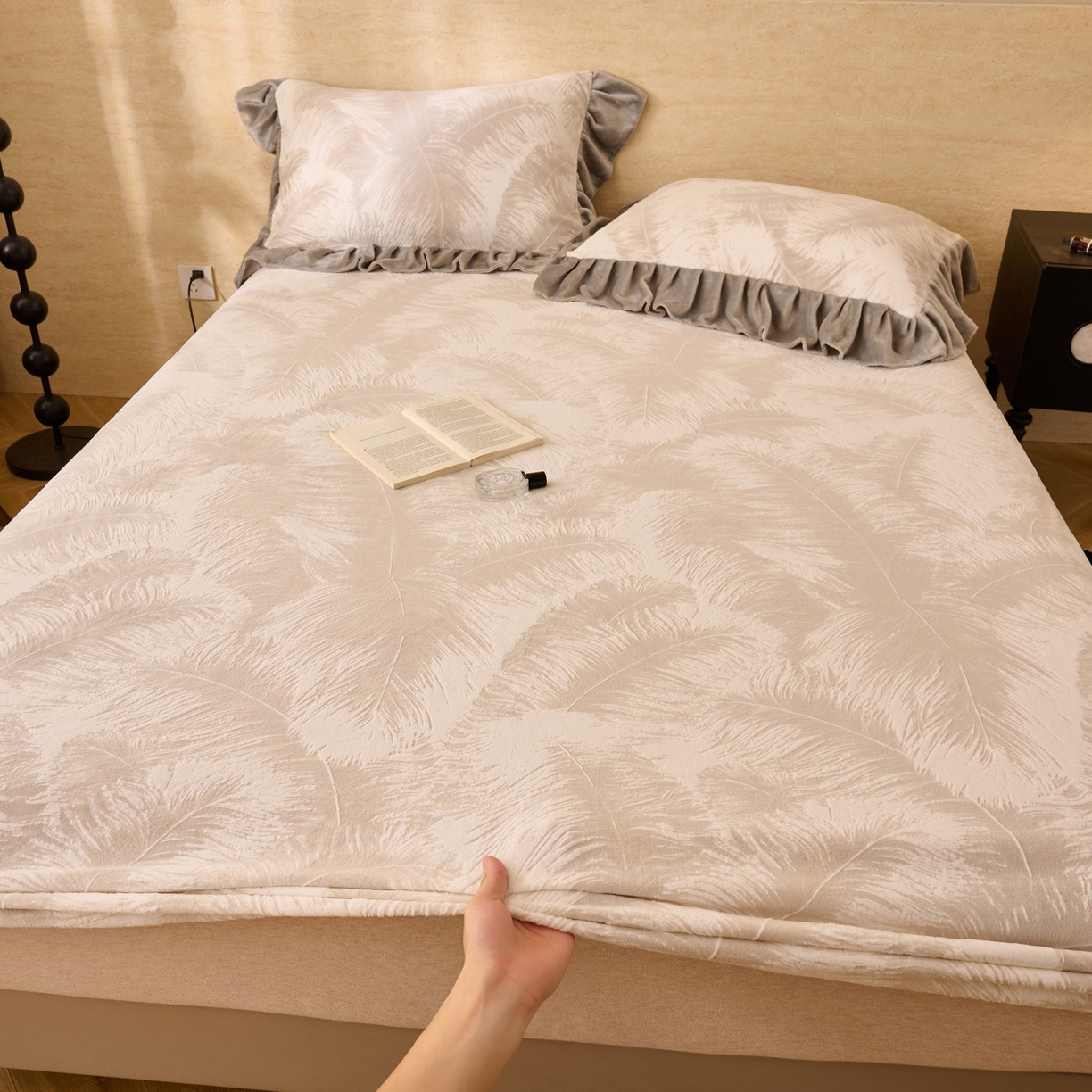 91家纺网 家纺一手货源 找家纺 早晨家纺 2025新款高克重牛奶绒烂花单床笠 羽眠