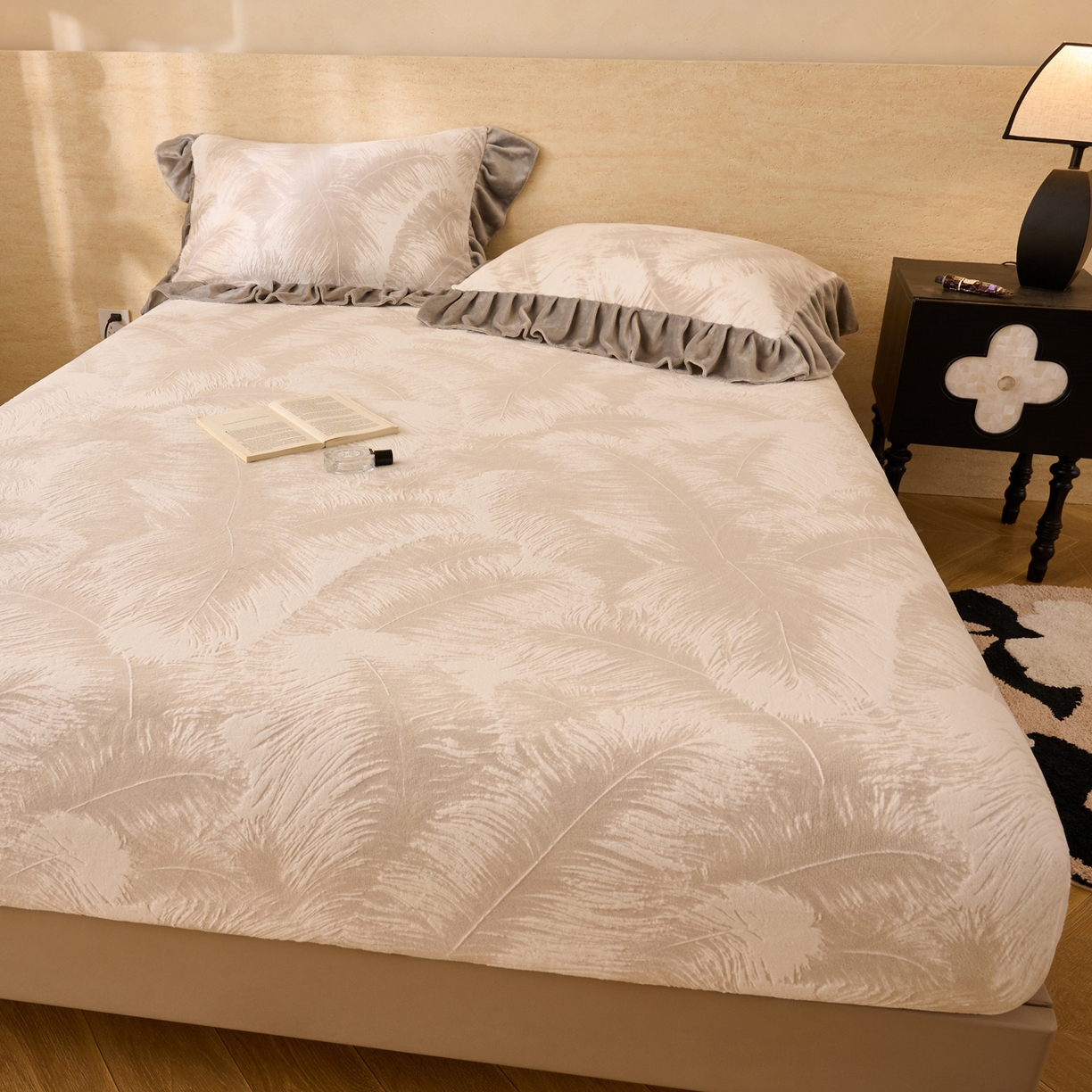 91家纺网 家纺一手货源 找家纺 早晨家纺 2025新款高克重牛奶绒烂花单床笠 羽眠