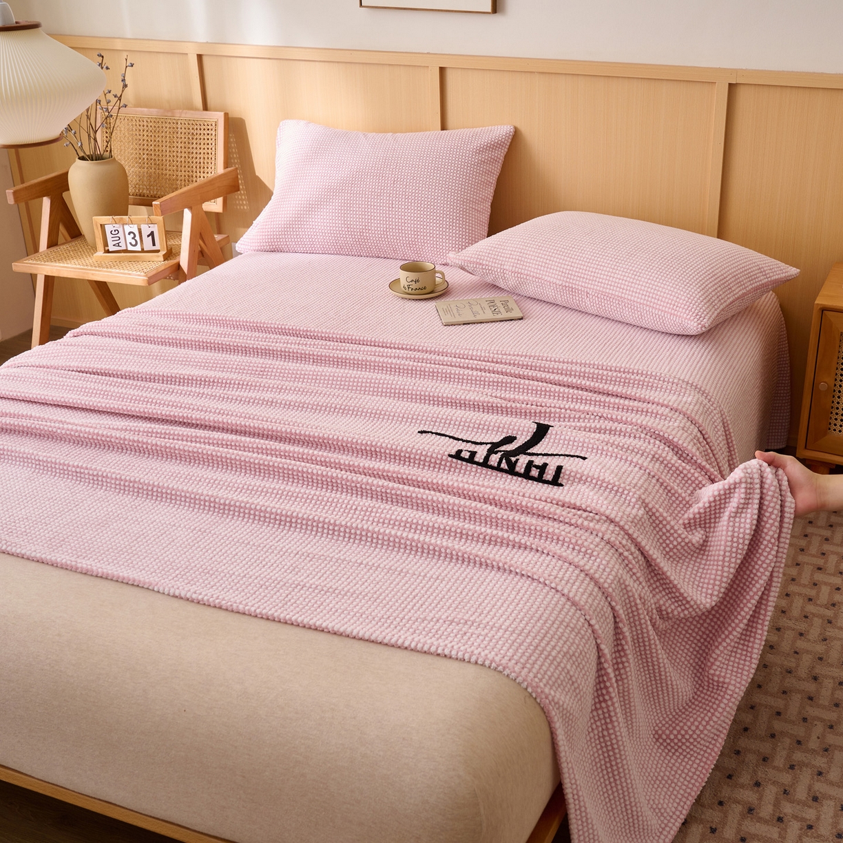 91家纺网 家纺一手货源 找家纺 早晨家纺 2025新款深蓝款高克重牛奶绒阳离子提花单床单系列 深蓝-豆沙