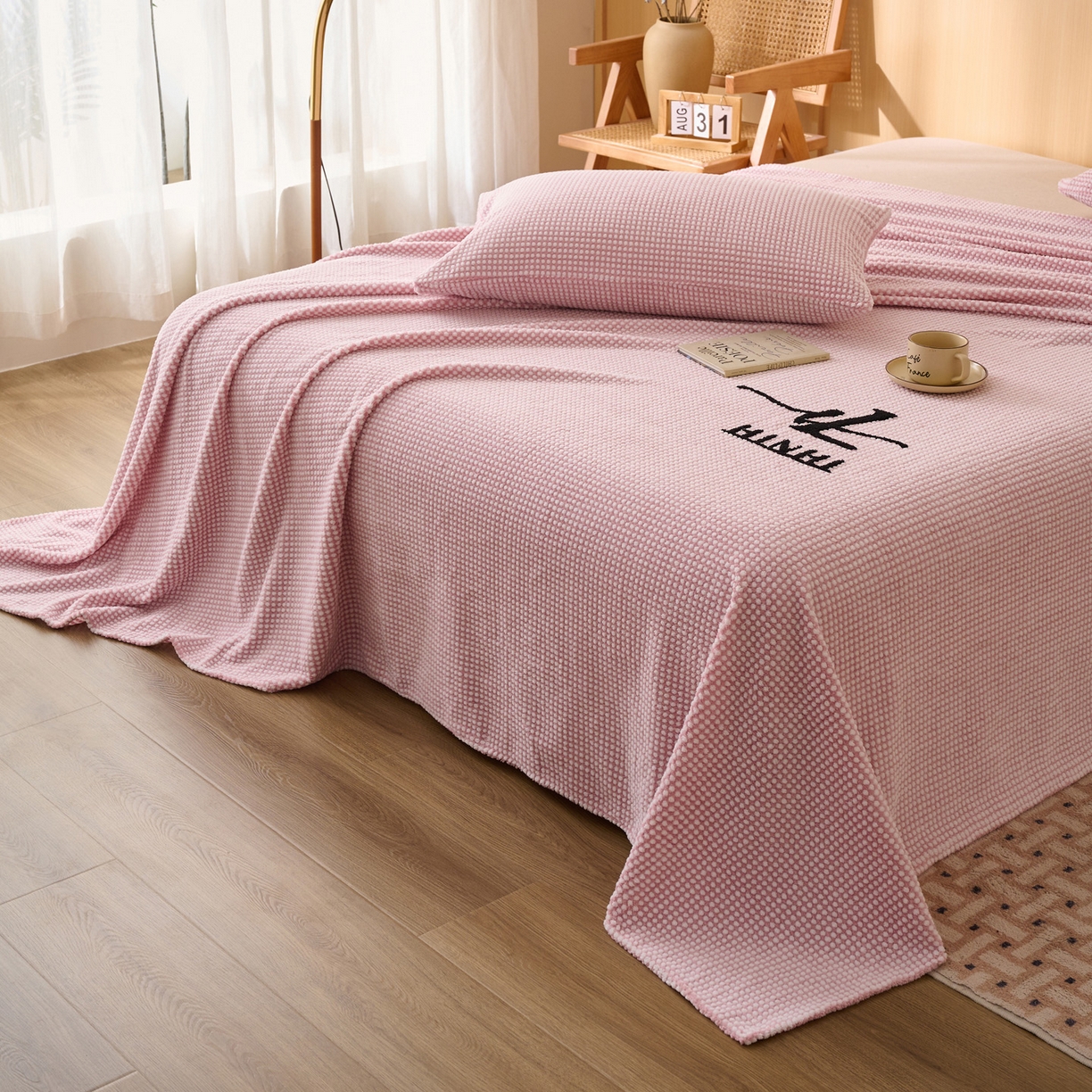 91家纺网 家纺一手货源 找家纺 早晨家纺 2025新款深蓝款高克重牛奶绒阳离子提花单床单系列 深蓝-豆沙