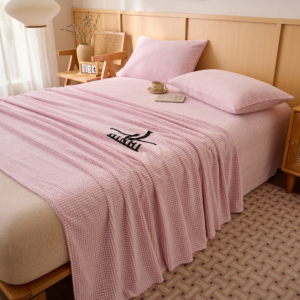 91家纺网 家纺一手货源 找家纺 早晨家纺 2025新款深蓝款高克重牛奶绒阳离子提花单床单系列 深蓝-豆沙