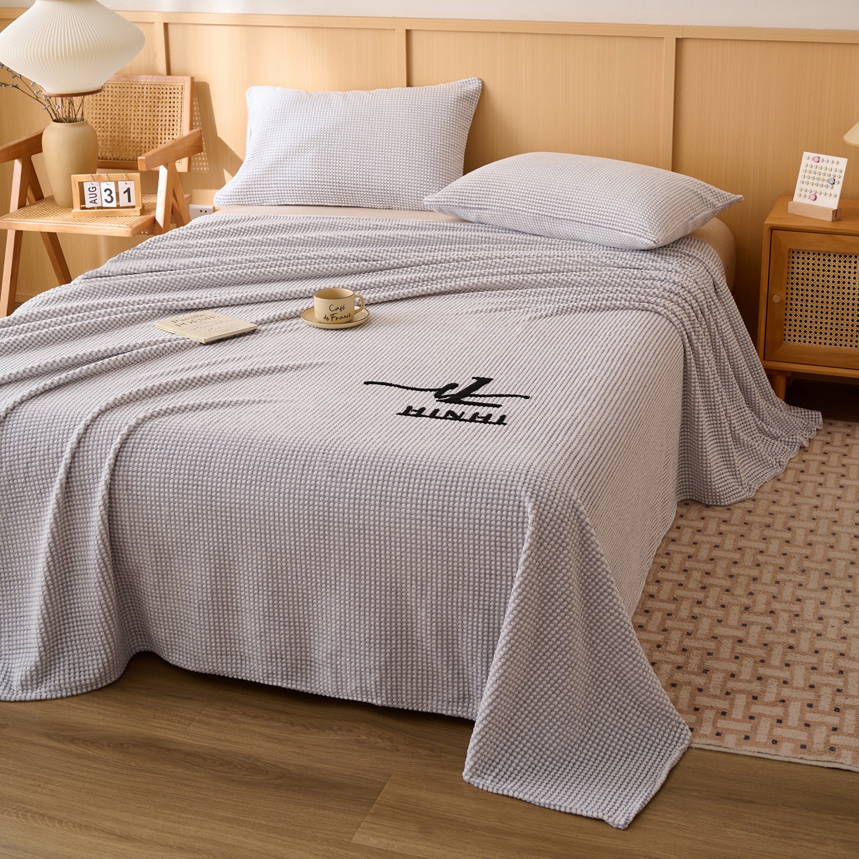 91家纺网 家纺一手货源 找家纺 早晨家纺 2025新款深蓝款高克重牛奶绒阳离子提花单床单系列 深蓝-灰