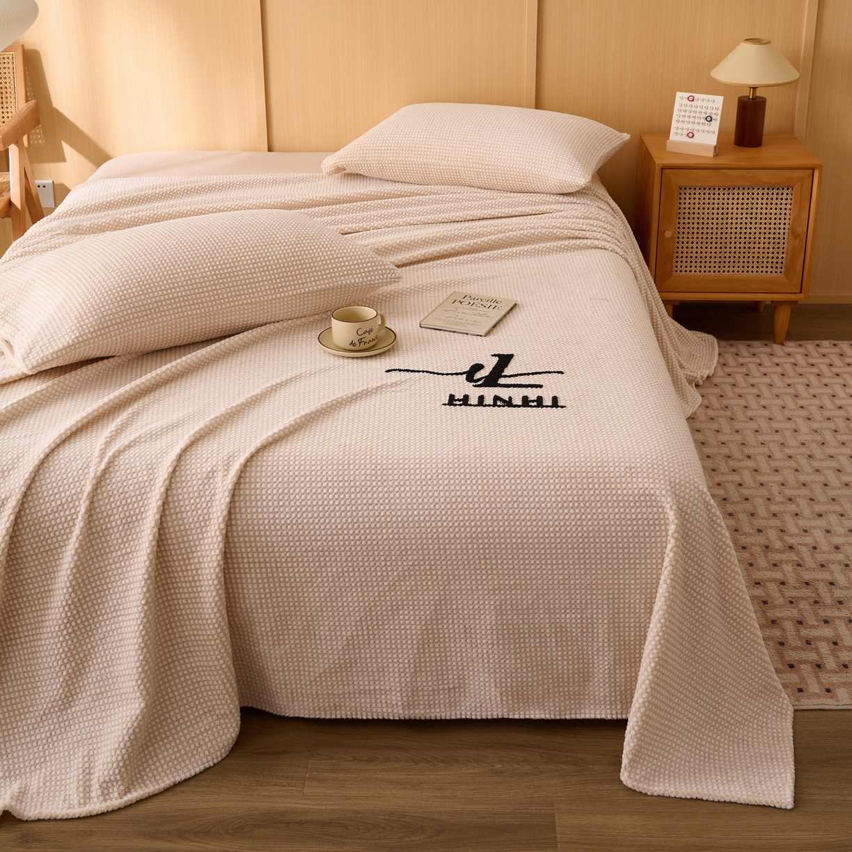 91家纺网 家纺一手货源 找家纺 早晨家纺 2025新款深蓝款高克重牛奶绒阳离子提花单床单系列 深蓝-黄