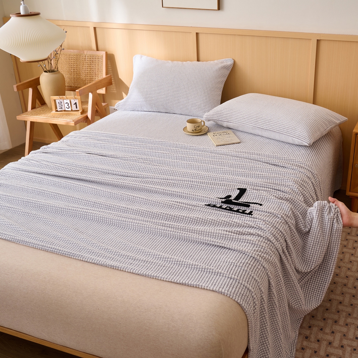 91家纺网 家纺一手货源 找家纺 早晨家纺 2025新款深蓝款高克重牛奶绒阳离子提花单床单系列 深蓝-灰