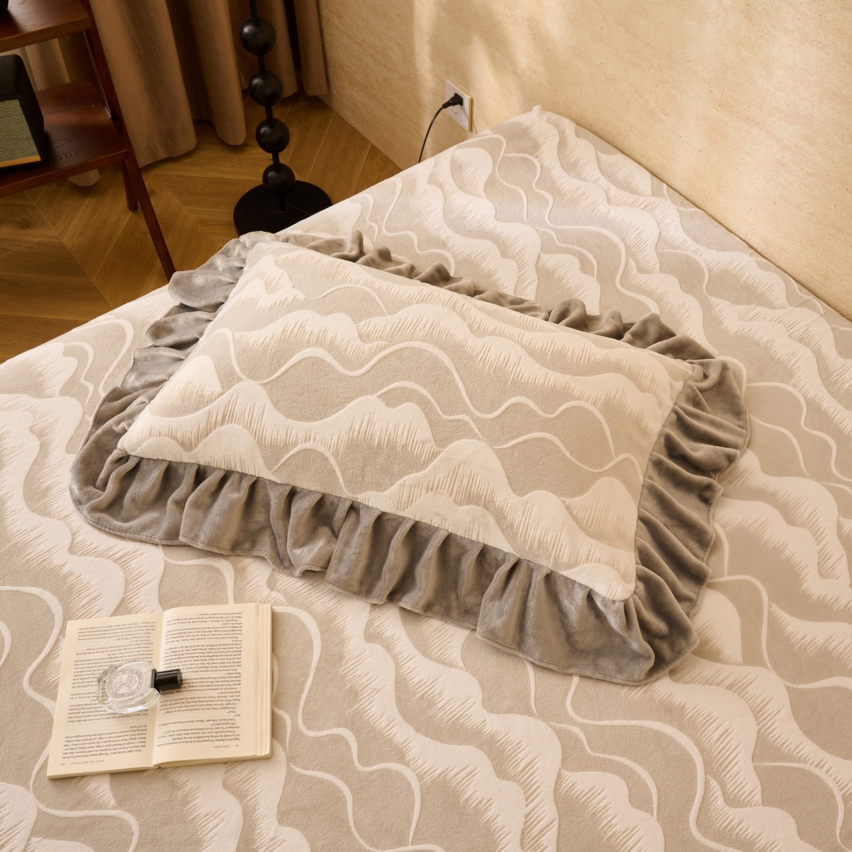 91家纺网 家纺一手货源 找家纺 早晨家纺 2025新款高克重牛奶绒烂花单床笠 云峦叠浪