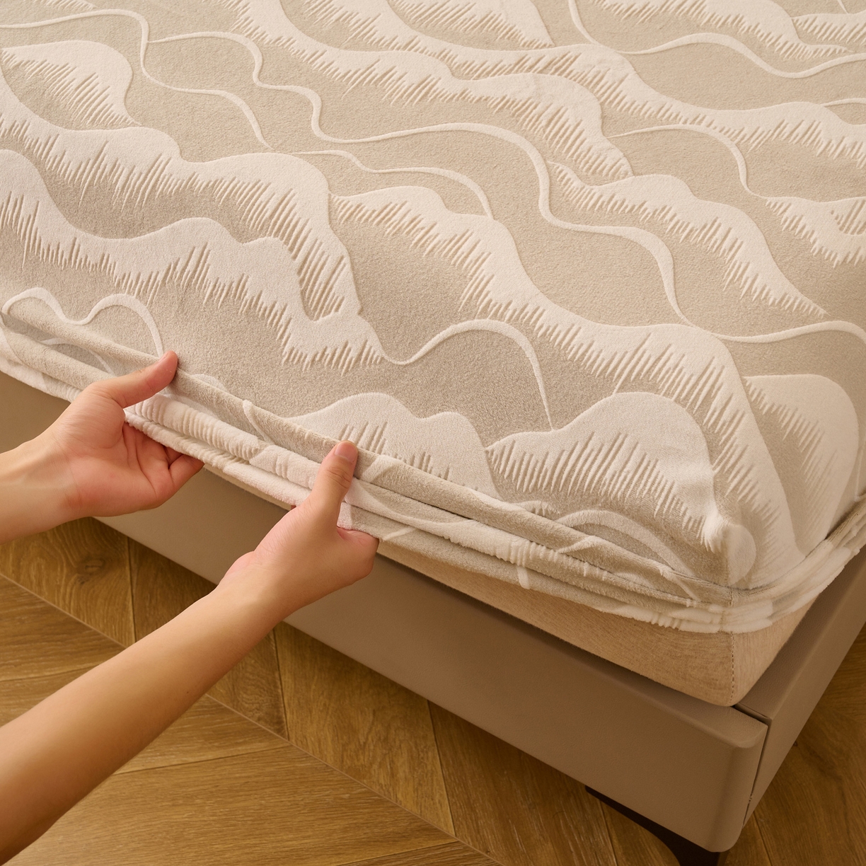 91家纺网 家纺一手货源 找家纺 早晨家纺 2025新款高克重牛奶绒烂花单床笠 云峦叠浪