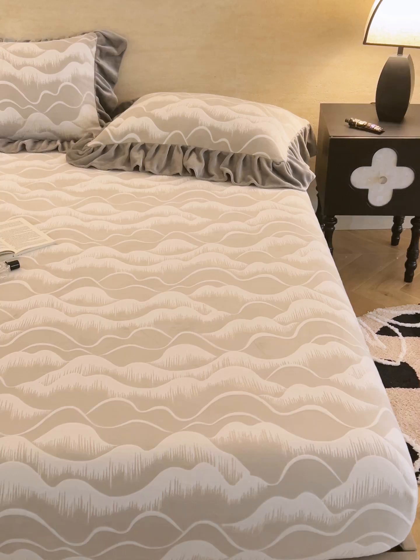 91家纺网 家纺一手货源 找家纺 早晨家纺 2025新款高克重牛奶绒烂花单床笠 云峦叠浪