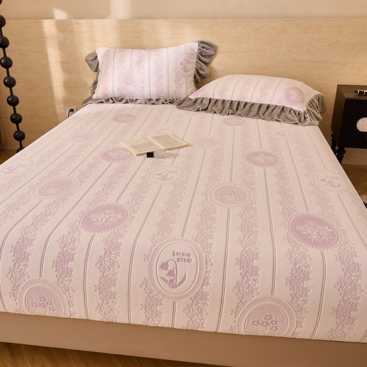 91家纺网 家纺一手货源 找家纺 早晨家纺 2025新款高克重牛奶绒烂花单床笠 紫韵