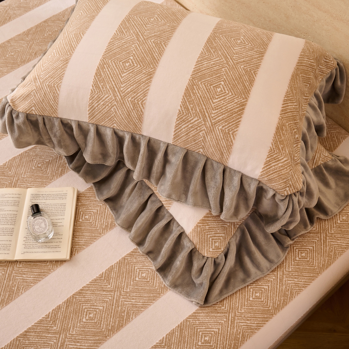 91家纺网 家纺一手货源 找家纺 早晨家纺 2025新款高克重牛奶绒烂花单床笠 棕纹雅