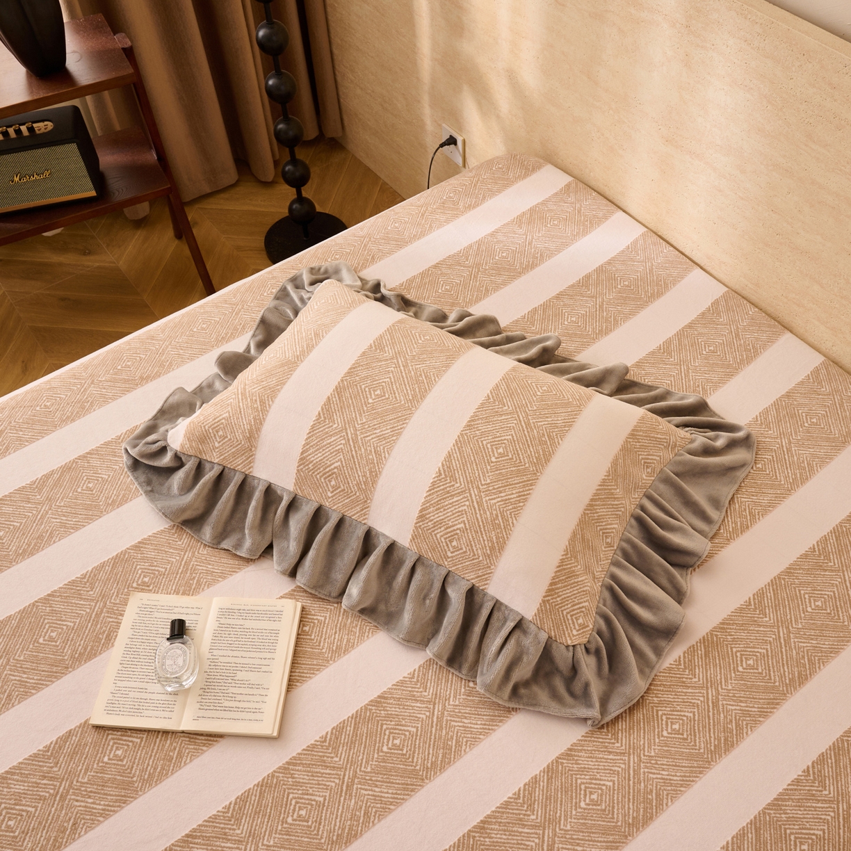 91家纺网 家纺一手货源 找家纺 早晨家纺 2025新款高克重牛奶绒烂花单床笠 棕纹雅