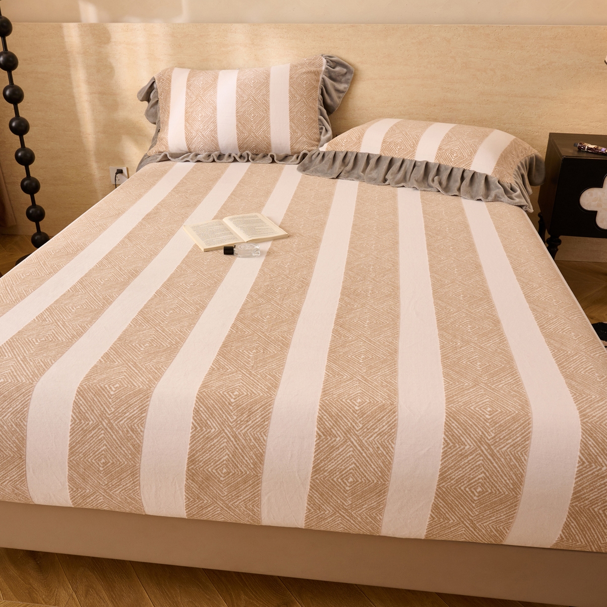 91家纺网 家纺一手货源 找家纺 早晨家纺 2025新款高克重牛奶绒烂花单床笠 棕纹雅