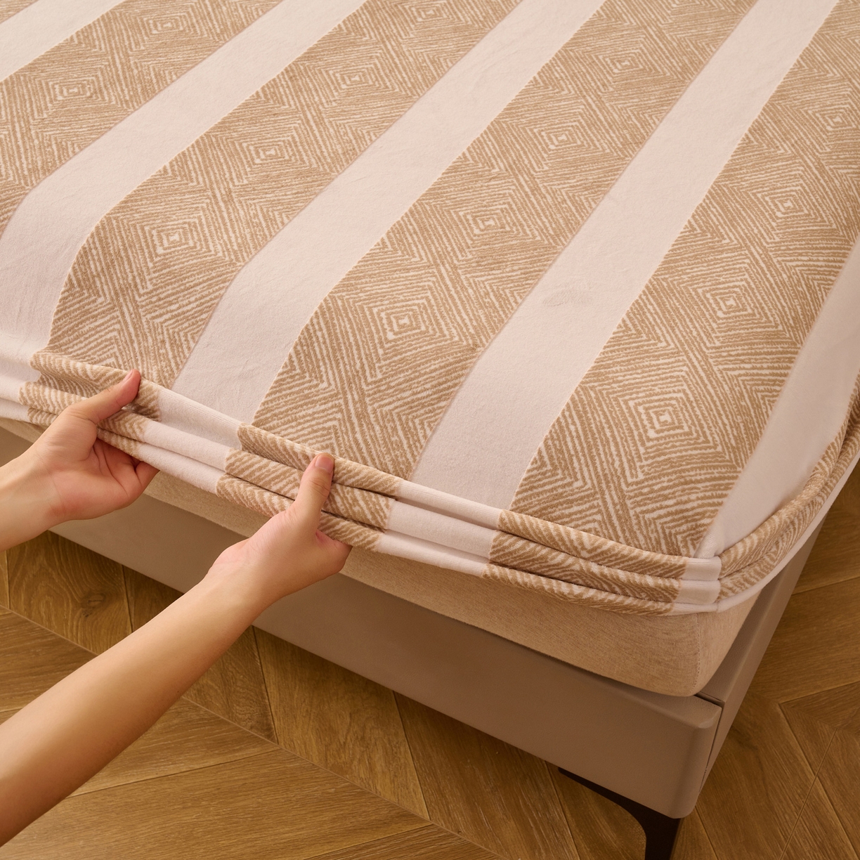 91家纺网 家纺一手货源 找家纺 早晨家纺 2025新款高克重牛奶绒烂花单床笠 棕纹雅