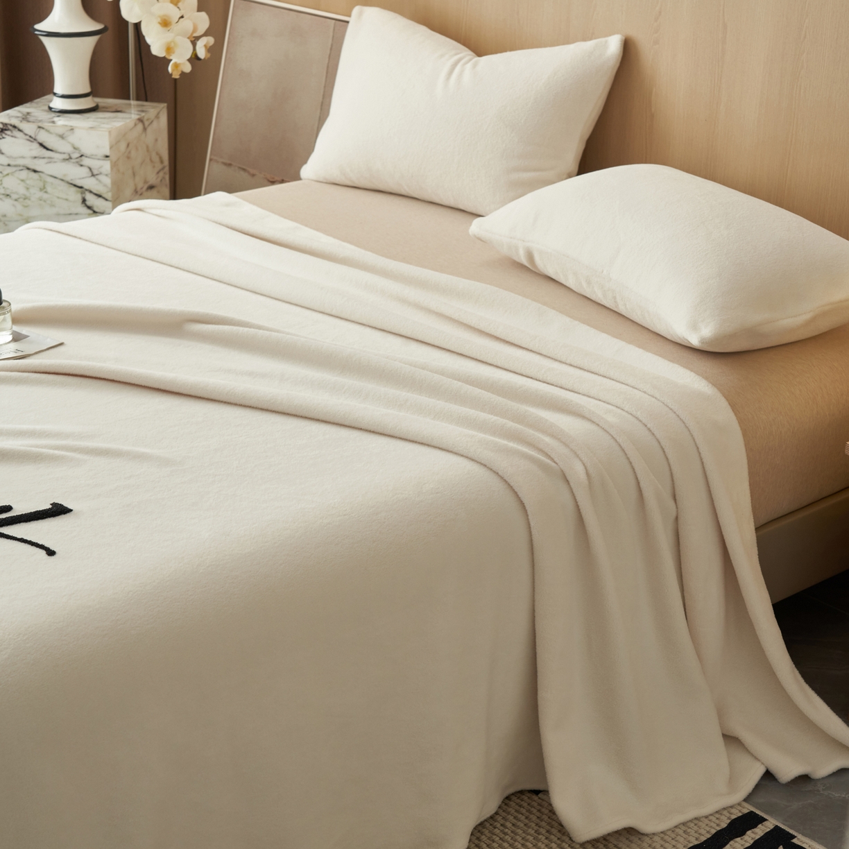 91家纺网 家纺一手货源 找家纺 早晨家纺 2025新款牛奶绒纯色毛巾绣暖绒床单 时尚-奶白