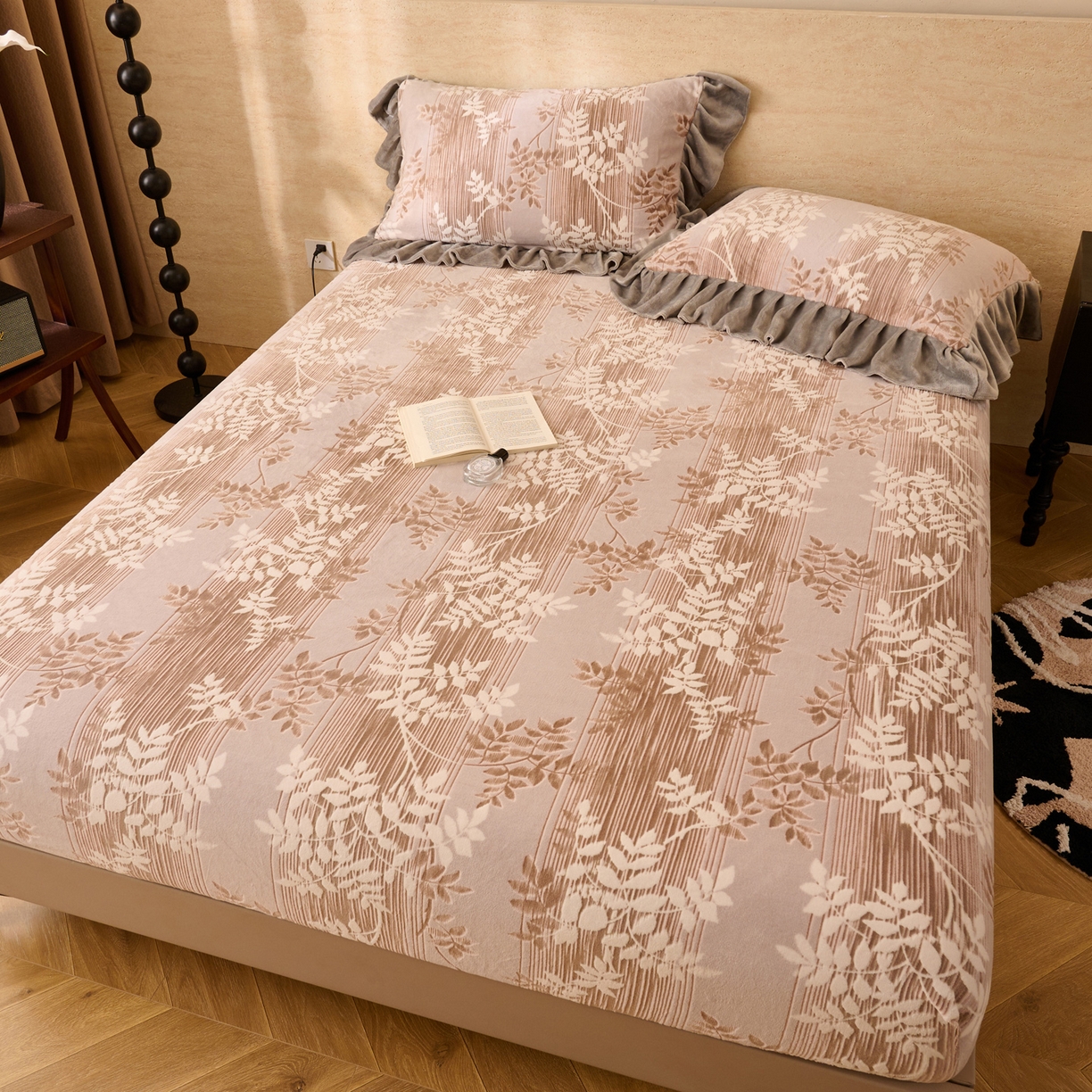 91家纺网 家纺一手货源 找家纺 早晨家纺 2025新款高克重牛奶绒烂花单床笠 棕叶雅庭