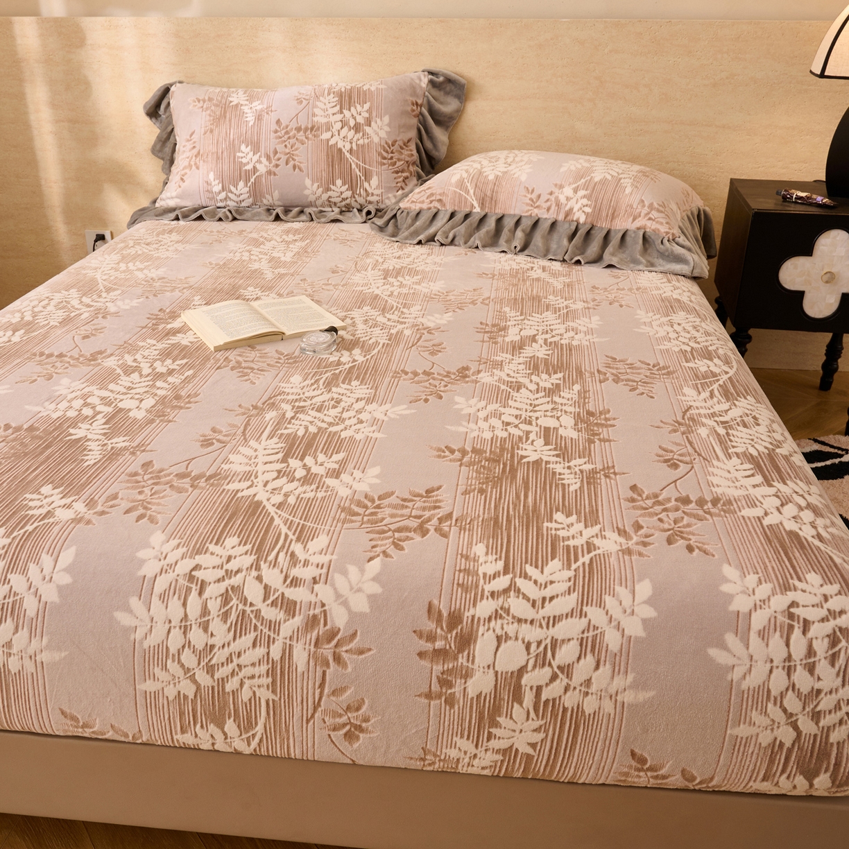 91家纺网 家纺一手货源 找家纺 早晨家纺 2025新款高克重牛奶绒烂花单床笠 棕叶雅庭