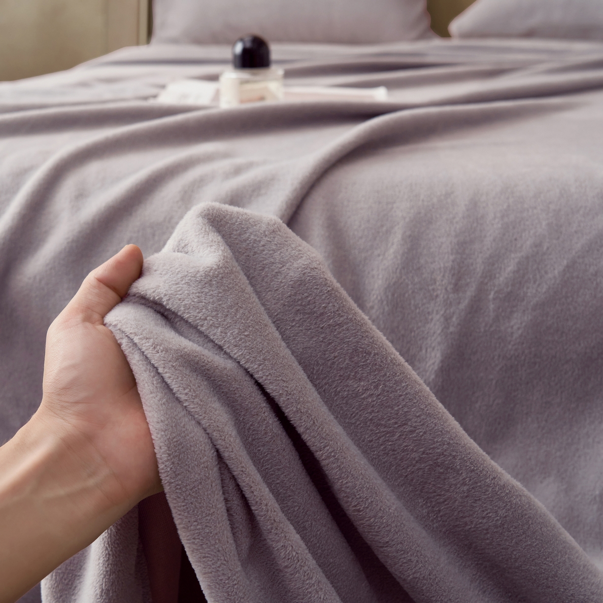 91家纺网 家纺一手货源 找家纺 早晨家纺 2025新款牛奶绒纯色毛巾绣暖绒床单 时尚-浅紫