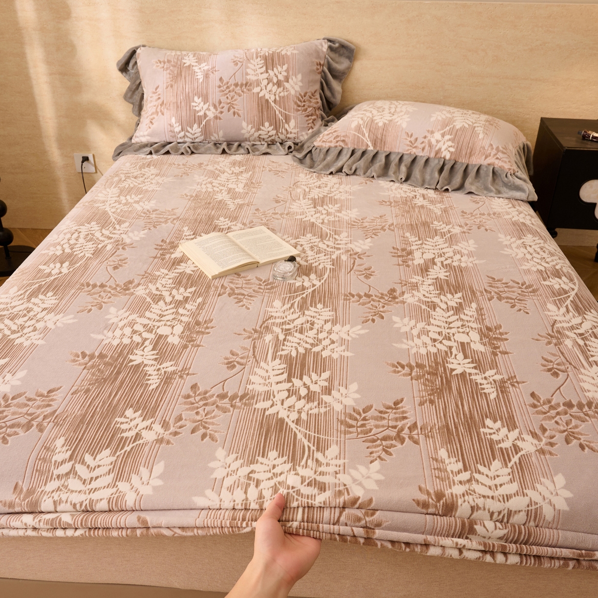 91家纺网 家纺一手货源 找家纺 早晨家纺 2025新款高克重牛奶绒烂花单床笠 棕叶雅庭