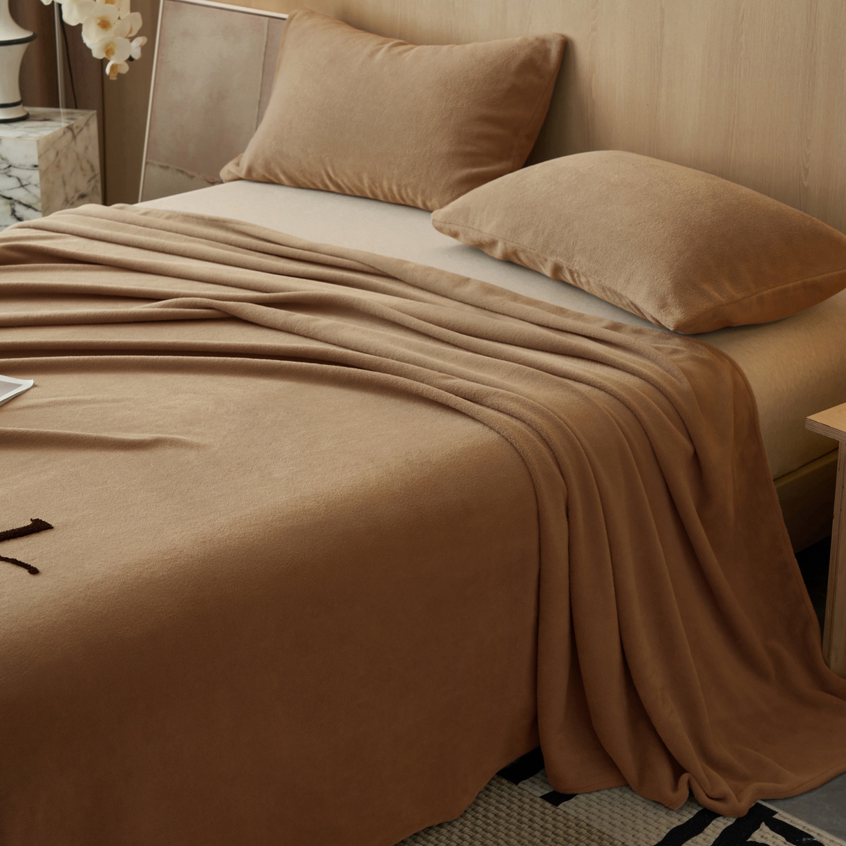 91家纺网 家纺一手货源 找家纺 早晨家纺 2025新款牛奶绒纯色毛巾绣暖绒床单 时尚-奶茶咖