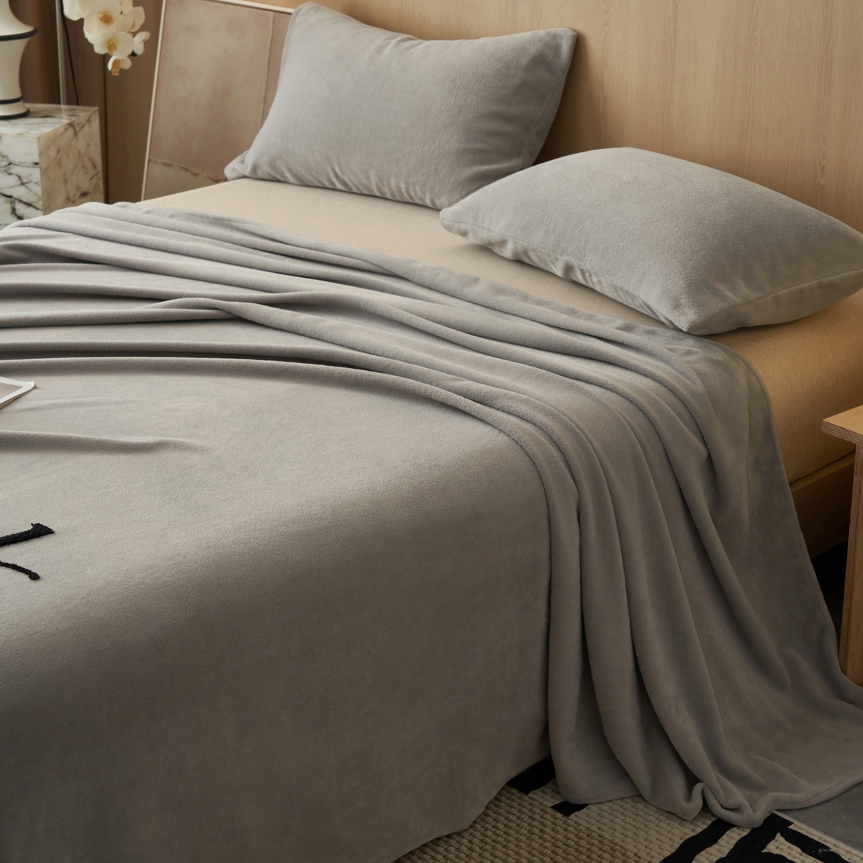 91家纺网 家纺一手货源 找家纺 早晨家纺 2025新款牛奶绒纯色毛巾绣暖绒床单 时尚-浅灰