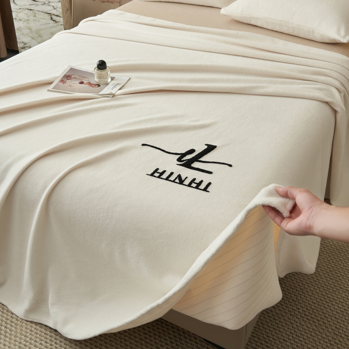 91家纺网 家纺一手货源 找家纺 早晨家纺 2025新款牛奶绒纯色毛巾绣暖绒床单 时尚-奶白