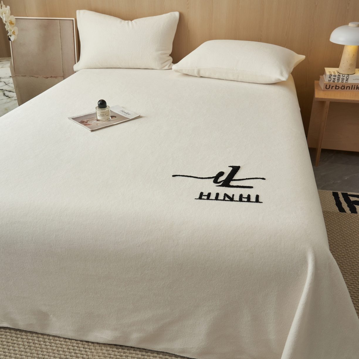 91家纺网 家纺一手货源 找家纺 早晨家纺 2025新款牛奶绒纯色毛巾绣暖绒床单 时尚-奶白