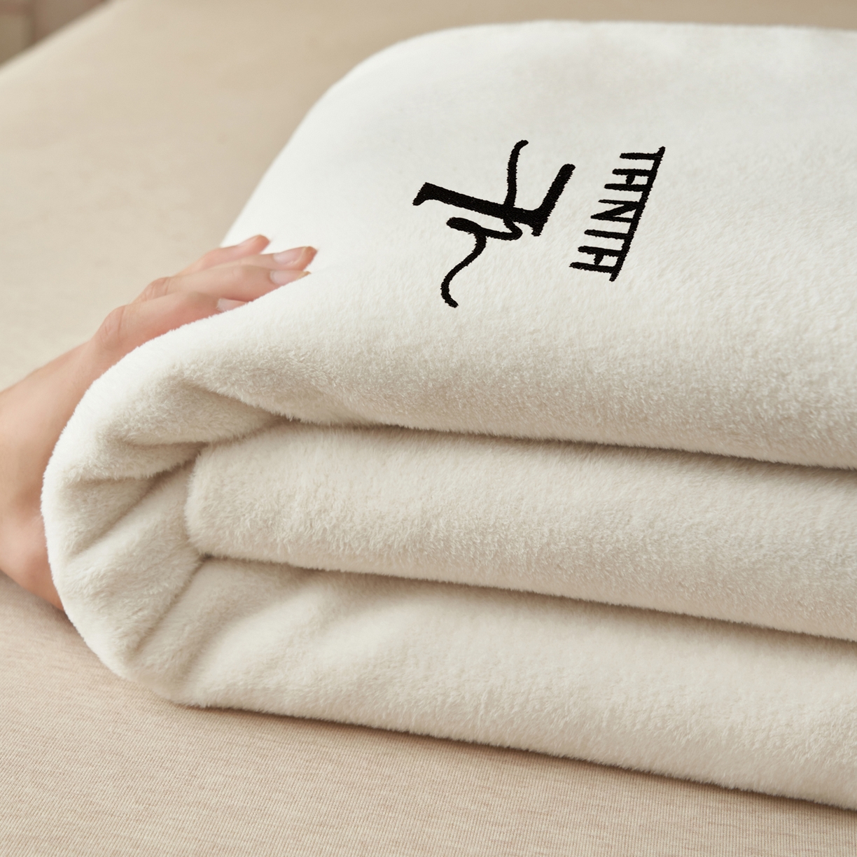 91家纺网 家纺一手货源 找家纺 早晨家纺 2025新款牛奶绒纯色毛巾绣暖绒床单 时尚-奶白