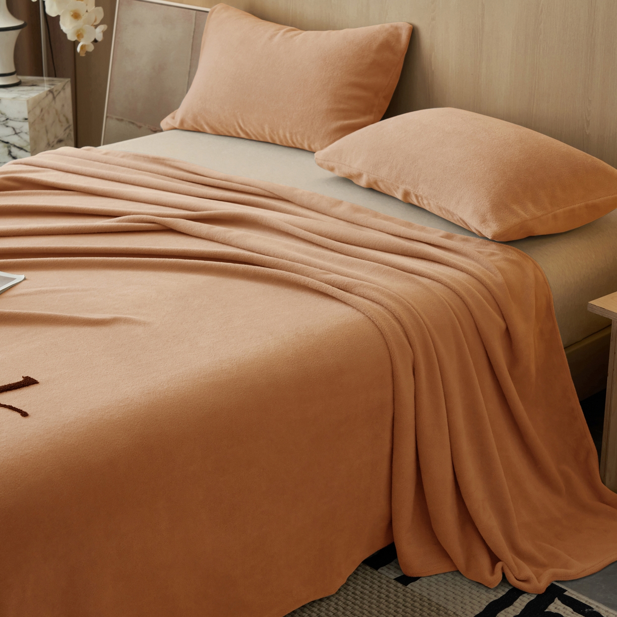 91家纺网 家纺一手货源 找家纺 早晨家纺 2025新款牛奶绒纯色毛巾绣暖绒床单 时尚-橘色
