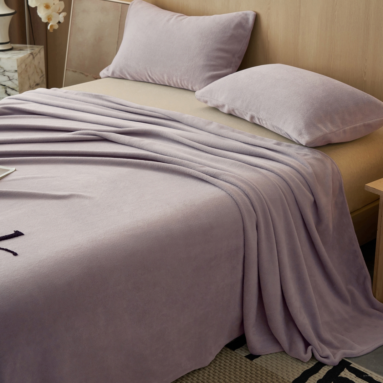 91家纺网 家纺一手货源 找家纺 早晨家纺 2025新款牛奶绒纯色毛巾绣暖绒床单 时尚-浅紫