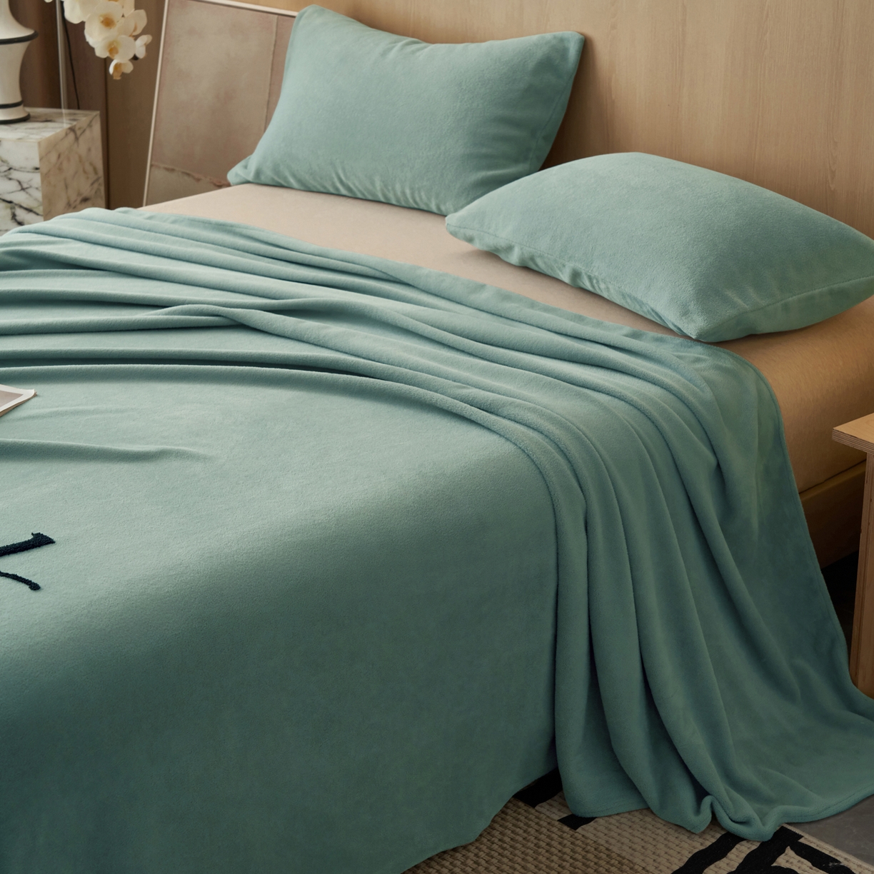 91家纺网 家纺一手货源 找家纺 早晨家纺 2025新款牛奶绒纯色毛巾绣暖绒床单 时尚-宾利蓝