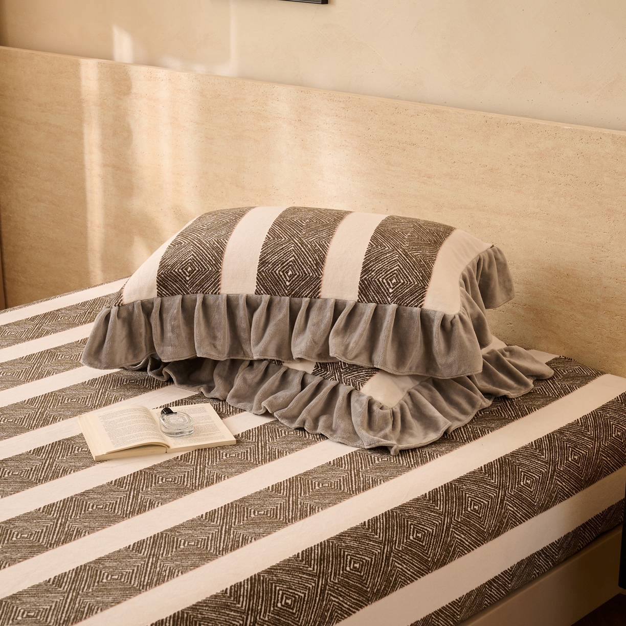 91家纺网 家纺一手货源 找家纺 早晨家纺 2025新款高克重牛奶绒烂花单床笠 棕韵格序