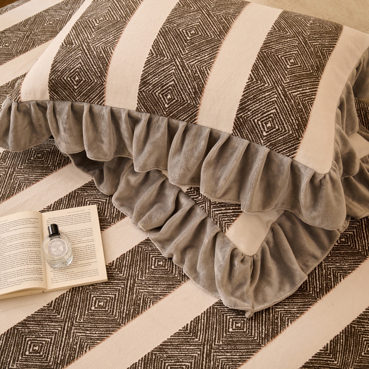 91家纺网 家纺一手货源 找家纺 早晨家纺 2025新款高克重牛奶绒烂花单床笠 棕韵格序