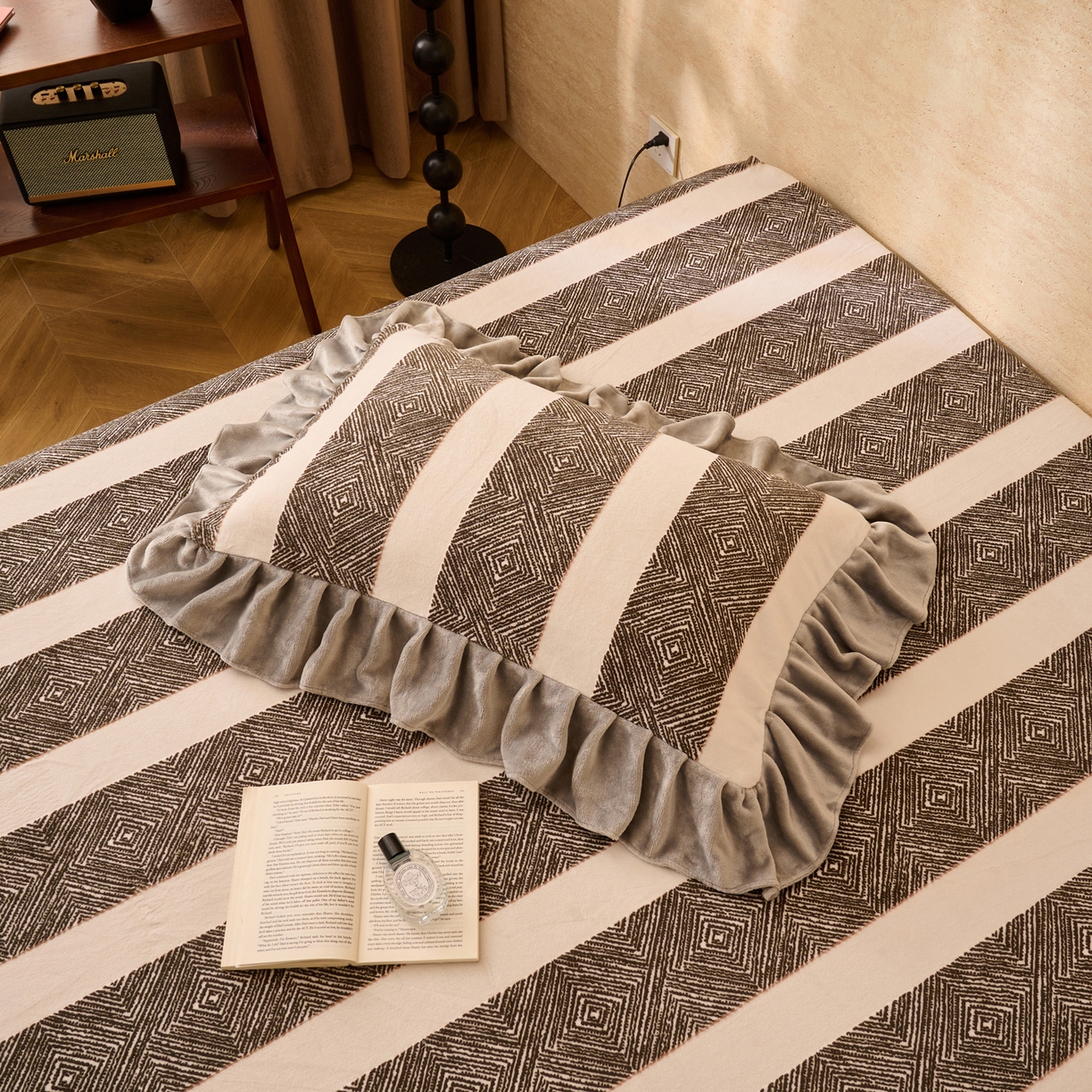 91家纺网 家纺一手货源 找家纺 早晨家纺 2025新款高克重牛奶绒烂花单床笠 棕韵格序