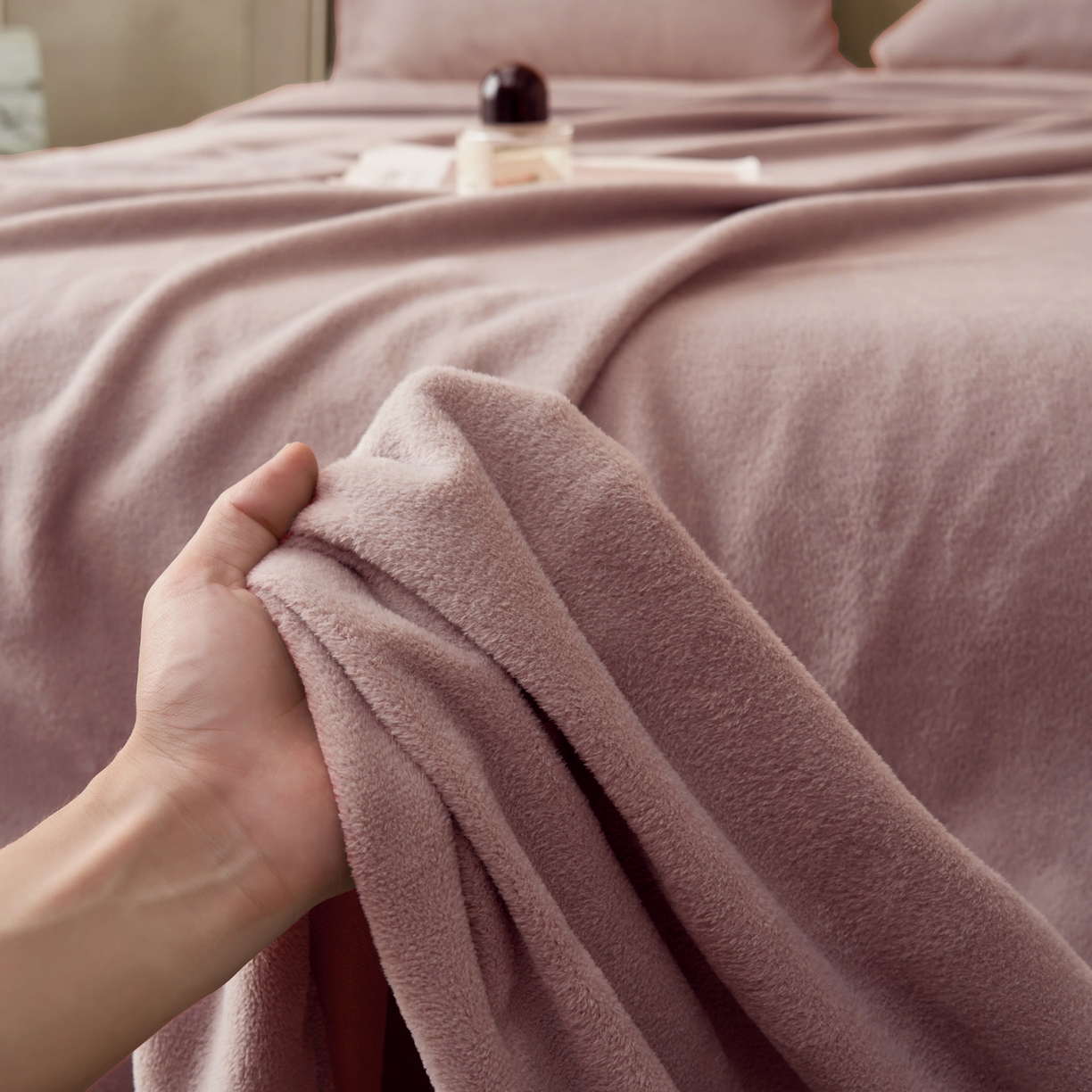 91家纺网 家纺一手货源 找家纺 早晨家纺 2025新款牛奶绒纯色毛巾绣暖绒床单 时尚-豆沙