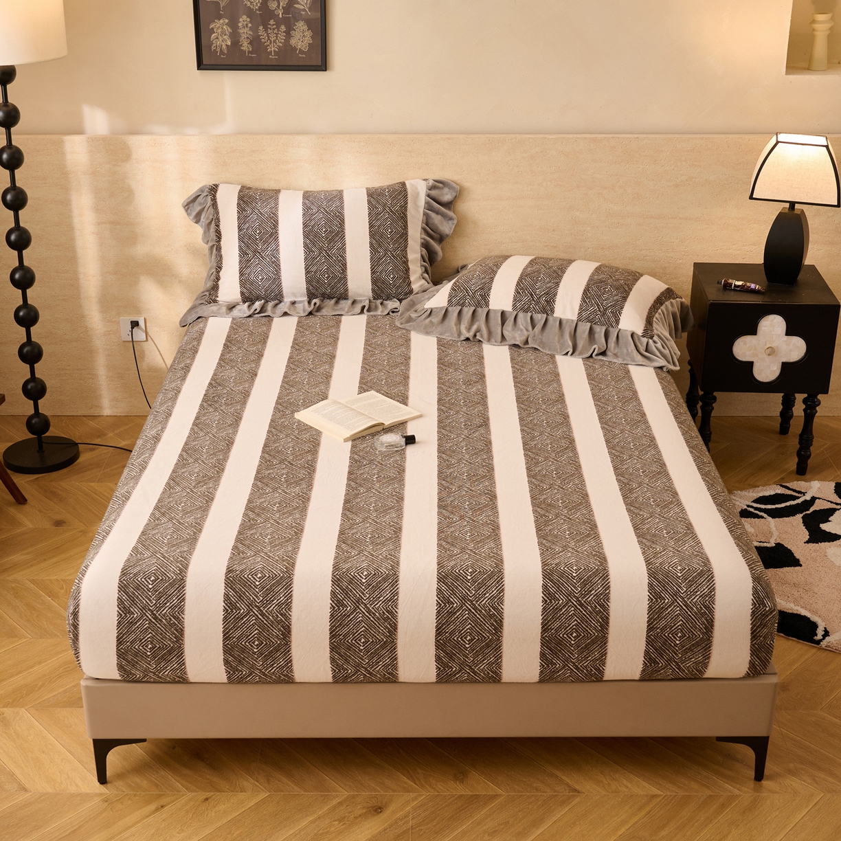 91家纺网 家纺一手货源 找家纺 早晨家纺 2025新款高克重牛奶绒烂花单床笠 棕韵格序