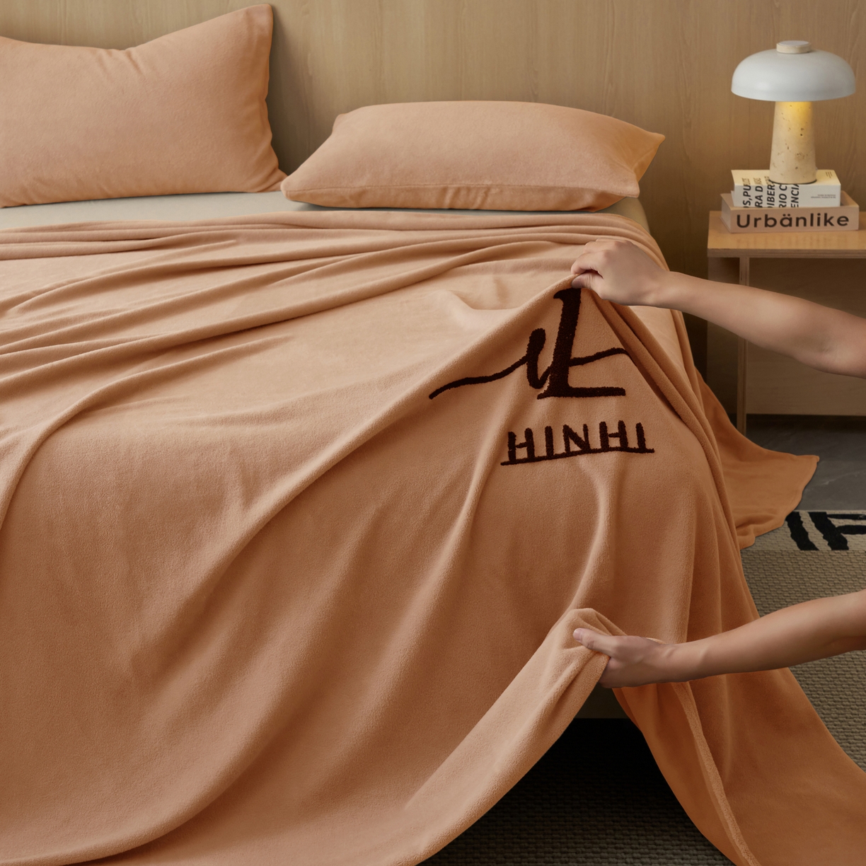 91家纺网 家纺一手货源 找家纺 早晨家纺 2025新款牛奶绒纯色毛巾绣暖绒床单 时尚-橘色