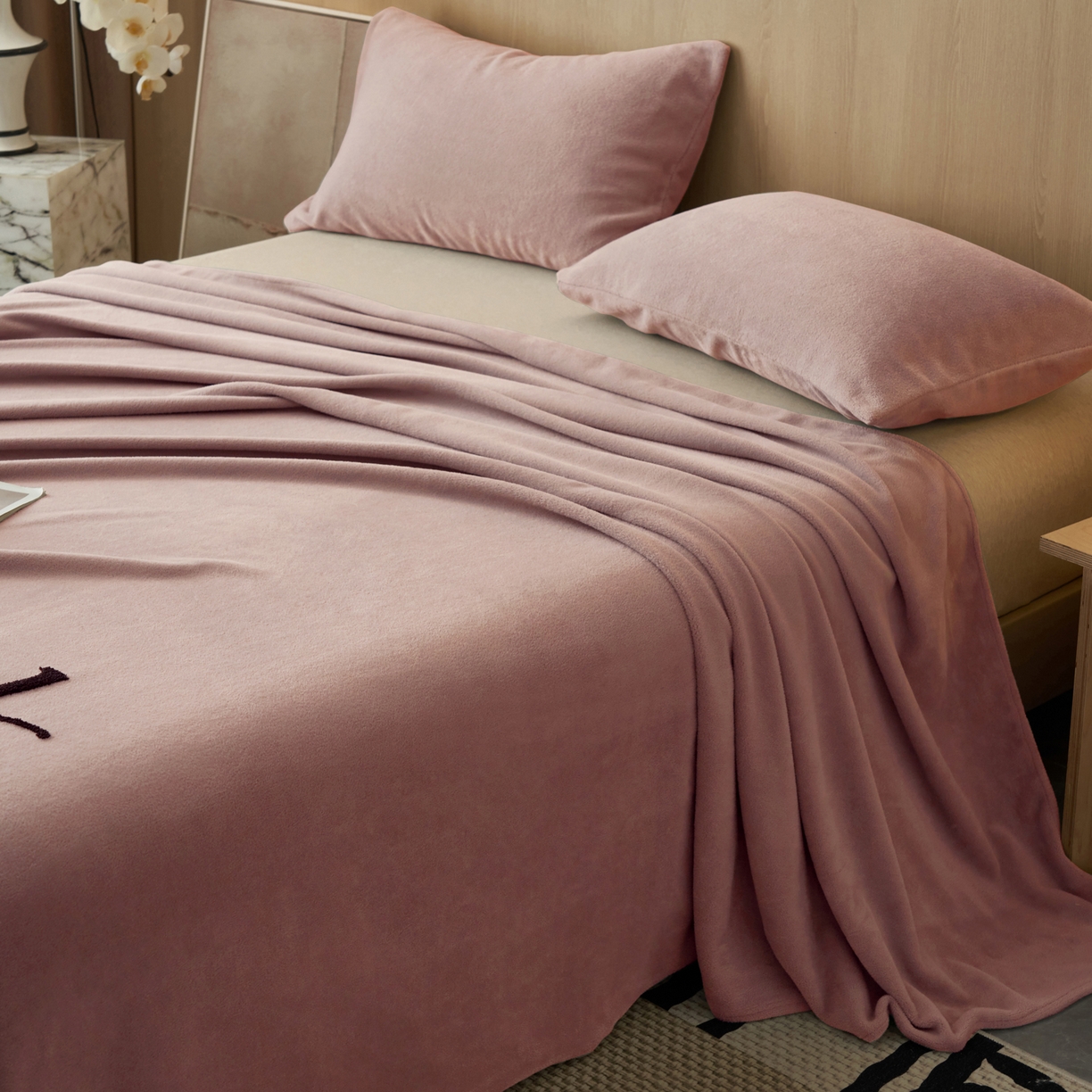91家纺网 家纺一手货源 找家纺 早晨家纺 2025新款牛奶绒纯色毛巾绣暖绒床单 时尚-豆沙