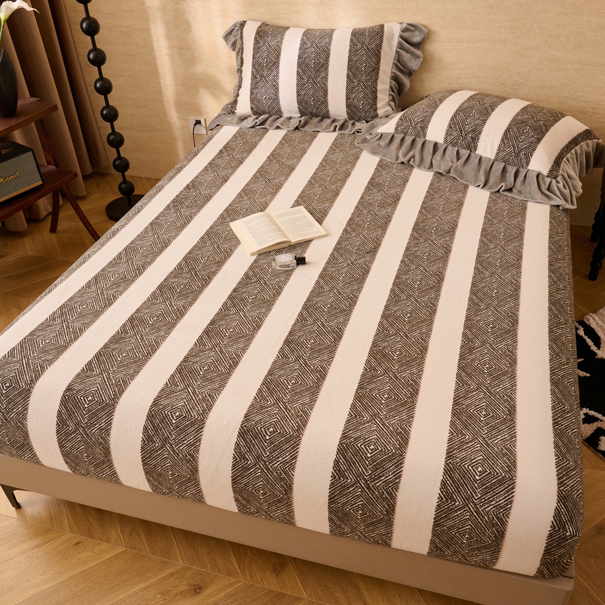 91家纺网 家纺一手货源 找家纺 早晨家纺 2025新款高克重牛奶绒烂花单床笠 棕韵格序