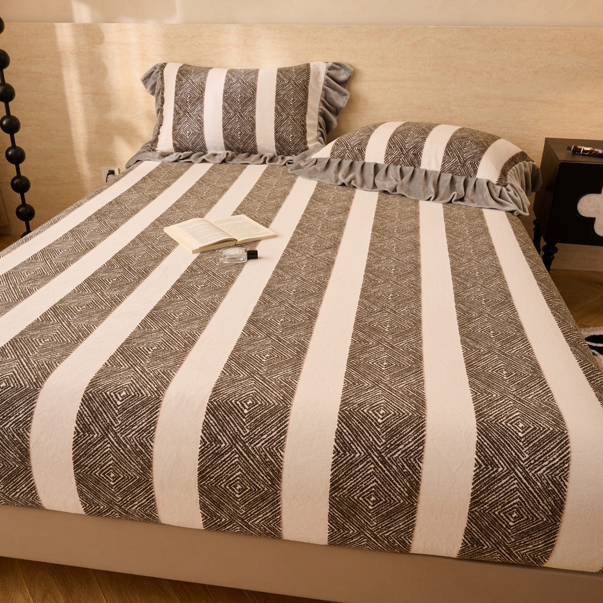 91家纺网 家纺一手货源 找家纺 早晨家纺 2025新款高克重牛奶绒烂花单床笠 棕韵格序