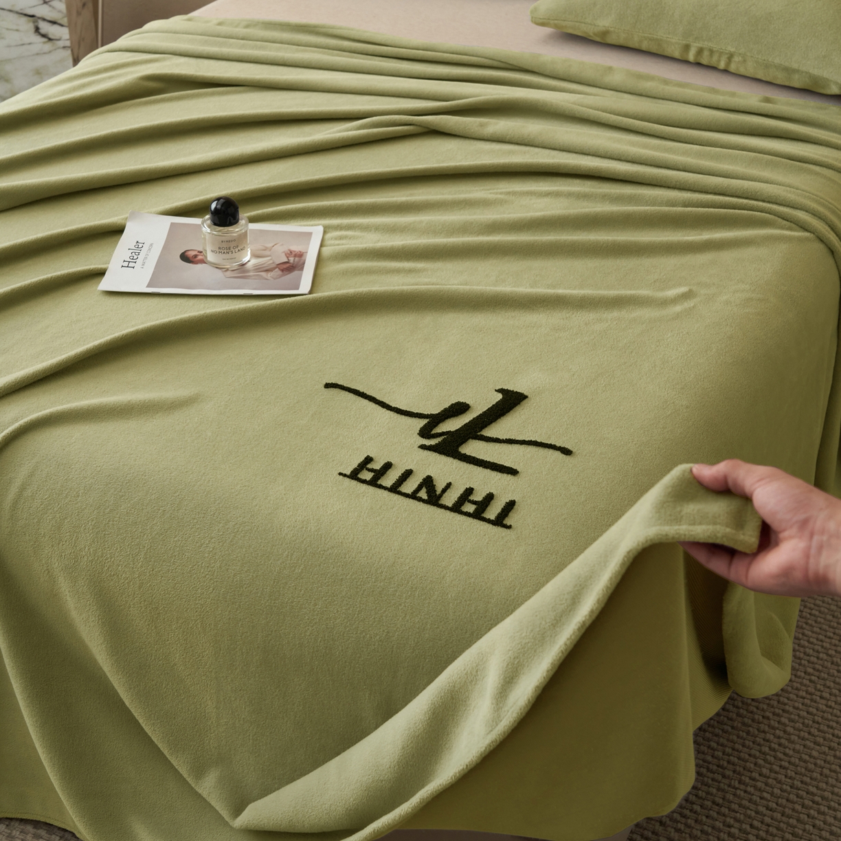 91家纺网 家纺一手货源 找家纺 早晨家纺 2025新款牛奶绒纯色毛巾绣暖绒床单 时尚-草绿