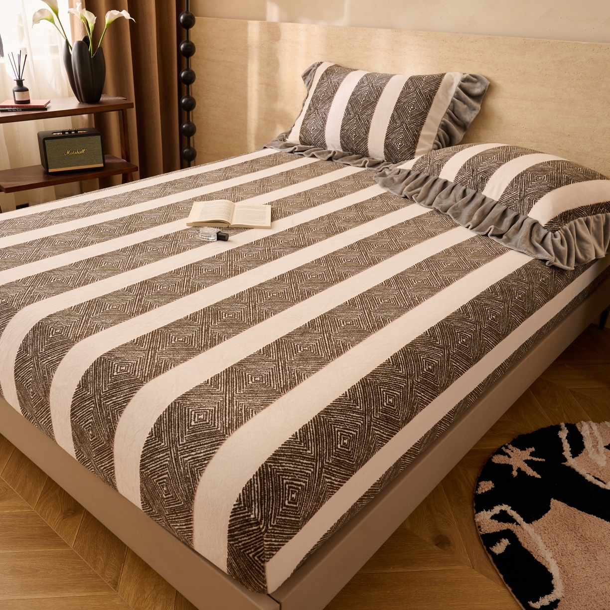 91家纺网 家纺一手货源 找家纺 早晨家纺 2025新款高克重牛奶绒烂花单床笠 棕韵格序