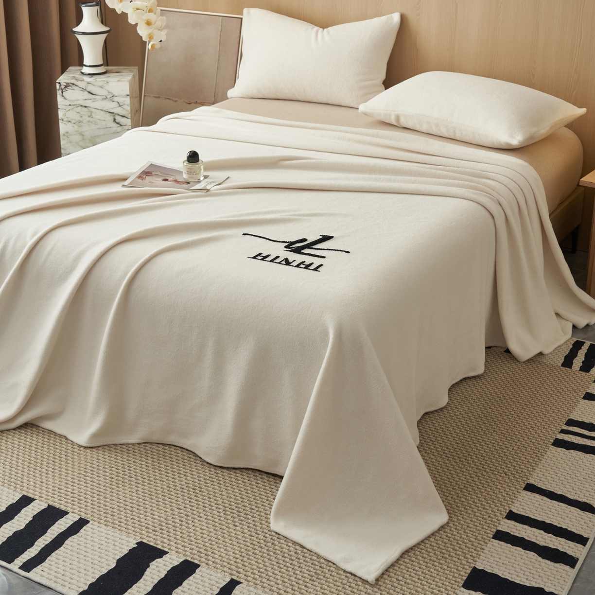 91家纺网 家纺一手货源 找家纺 早晨家纺 2025新款牛奶绒纯色毛巾绣暖绒床单 时尚-奶白