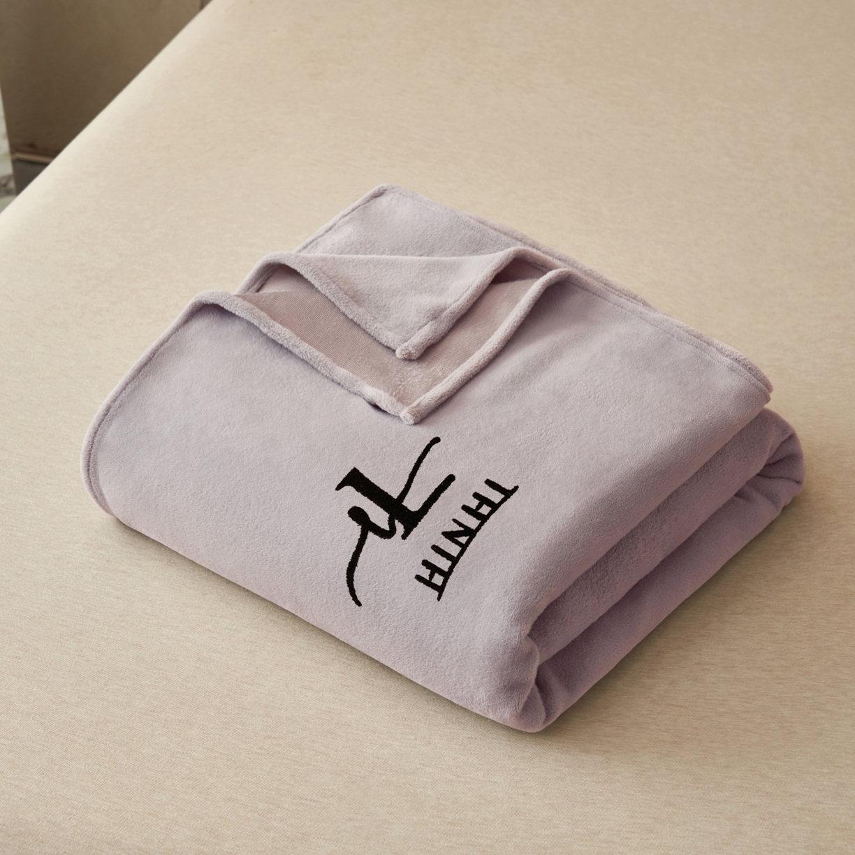 91家纺网 家纺一手货源 找家纺 早晨家纺 2025新款牛奶绒纯色毛巾绣暖绒床单 时尚-浅紫